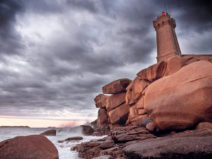 Die Côte de Granit Rose mit imposanten, rosafarbenen Granitfelsen und dem Leuchtturm Phare de Ploumanach Die Côte de Granit Rose mit imposanten, rosafarbenen Granitfelsen und dem Leuchtturm Phare de Ploumanach